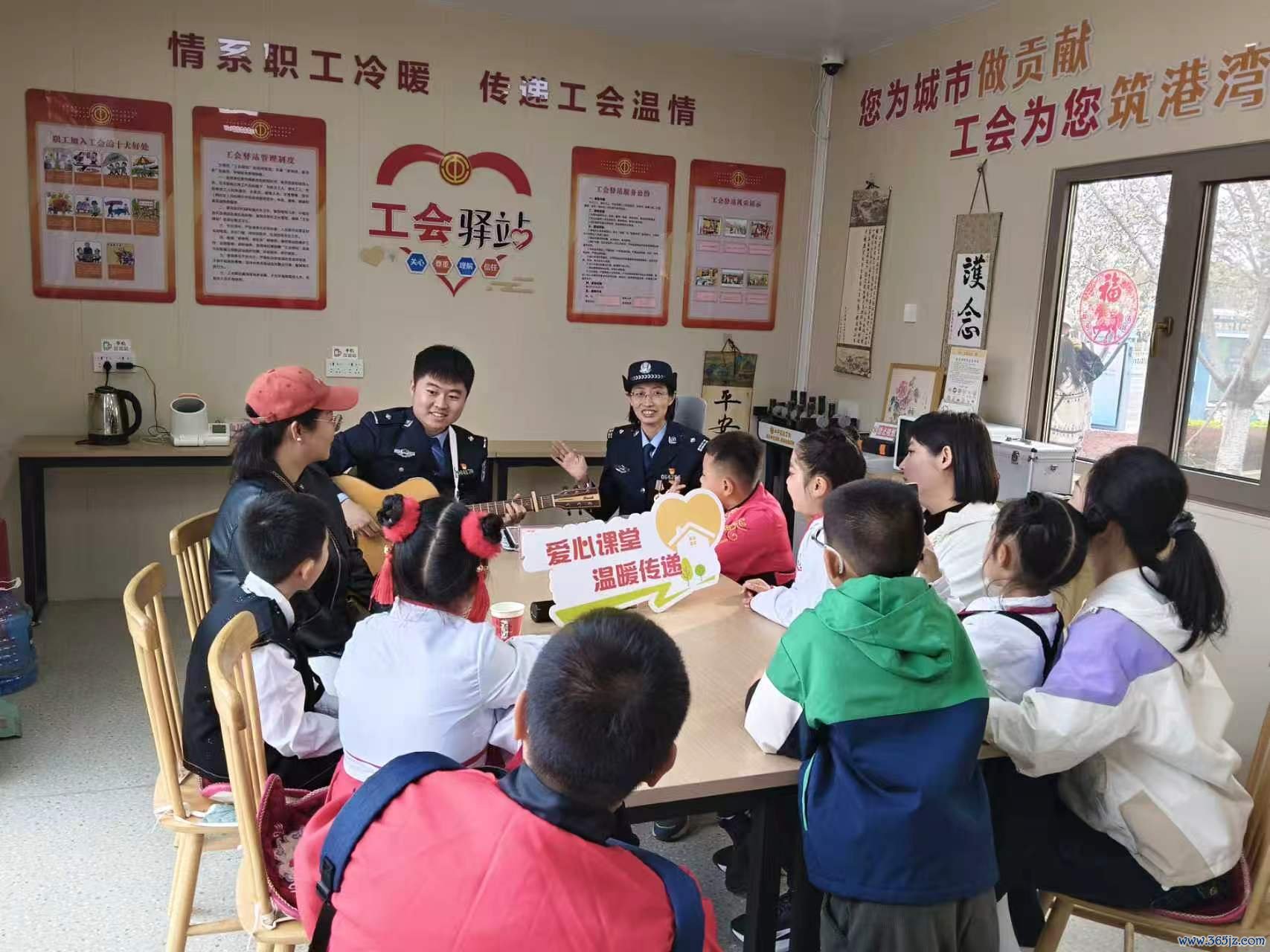 工会驿站劳模宣讲1 拍摄者:赵静 工会驿站劳模宣讲1 拍摄者:赵静